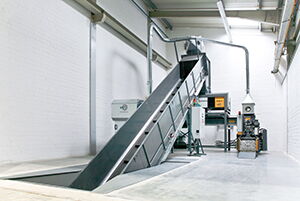 Eine Schreddermaschine für Dokumente steht in einer großen Halle