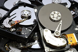 Ausgebaute Festplatten liegen auf einem Haufen