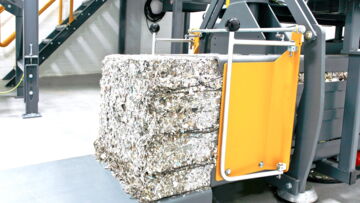 Zu einem Würfel zusammengepresste, geschredderte Dokumente