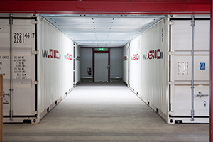 Ein Seitengang im Containerlager von LAGER 3000